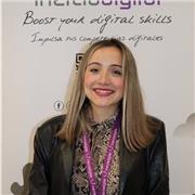 Profesora de inglés imparte clases a niños de todas las edades